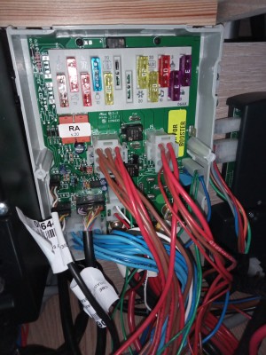 la platine fusible CBE DS300RA du 886F (1).jpg