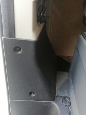 Pourrait-il y avoir des fusibles derrière ce cache ??????